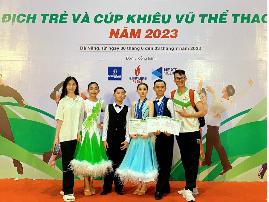 Cặp VĐV Tấn Khang và Anh Thư (cầm giấy chứng nhận) đã thi đấu xuất sắc mang thành tích về cho đoàn Gia Lai. Ảnh: Nam Dũng