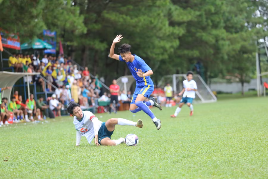 Hiệp 2 của trận đấu đã diễn ra đầy gay cấn với 3 bàn thắng được ghi. Ảnh: Văn Ngọc