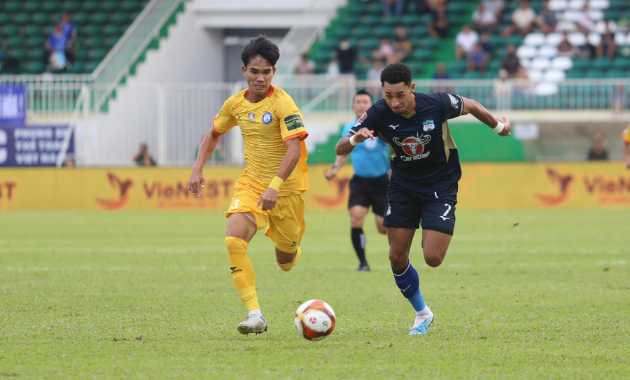 Paollo (phải) đã ghi bàn thắng duy nhất của trận đấu. Ảnh: Văn Ngọc Paollo (phải) đã ghi bàn thắng duy nhất của trận đấu. Ảnh: Văn Ngọc