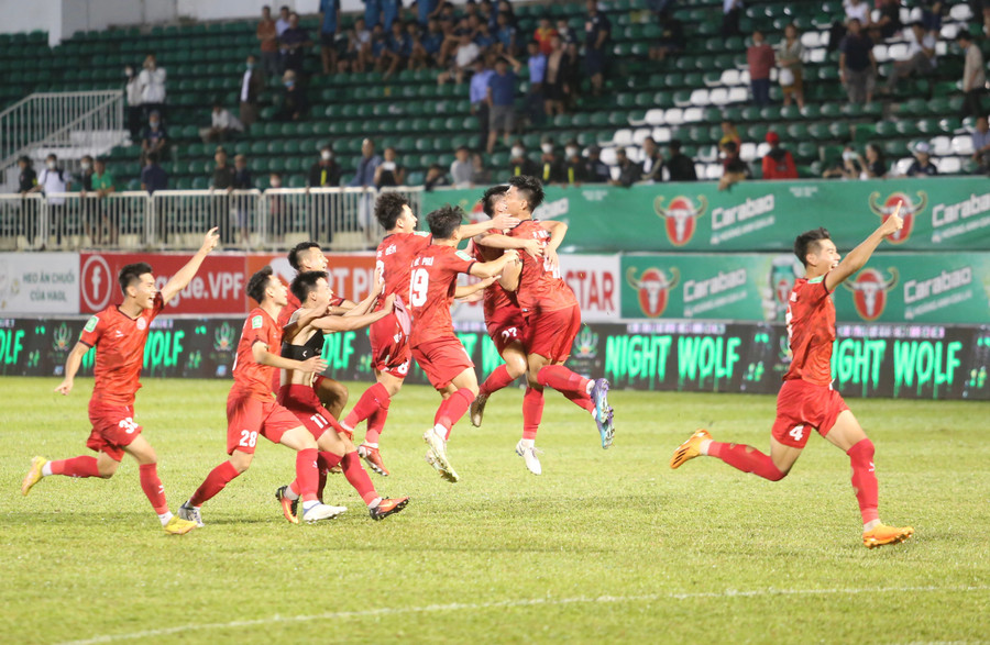 Các cầu thủ PVF-CAND vỡ òa trong niềm vui chiến thắng. Ảnh: Văn Ngọc