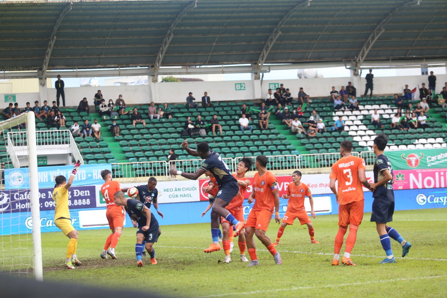 HAGL đã tạo được một số cơ hội nguy hiểm nhưng không tận dụng thành công. Ảnh: Văn Ngọc HAGL đã tạo được một số cơ hội nguy hiểm nhưng không tận dụng thành công. Ảnh: Văn Ngọc