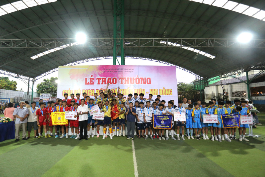 Ban tổ chức trao thưởng cho các đội xuất sắc nhất ở lứa tuổi Thiếu niên. Ảnh: Văn Ngọc Ban tổ chức trao thưởng cho các đội xuất sắc nhất ở lứa tuổi Thiếu niên. Ảnh: Văn Ngọc