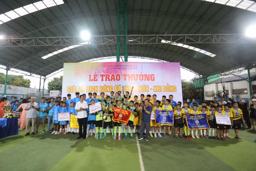 Ban tổ chức trao giải thưởng cho các đội đạt thứ hạng cao ở lứa tuổi Nhi đồng. Ảnh: Văn Ngọc