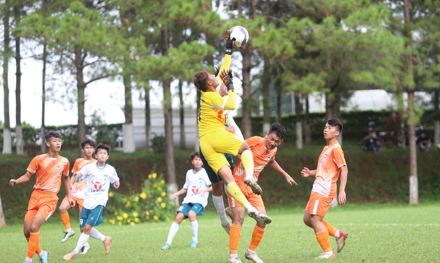 Hàng thủ của U15 Phú Yên đã không thể đứng vững trước áp lực của đội chủ nhà. Ảnh: Văn Ngọc Hàng thủ của U15 Phú Yên đã không thể đứng vững trước áp lực của đội chủ nhà. Ảnh: Văn Ngọc