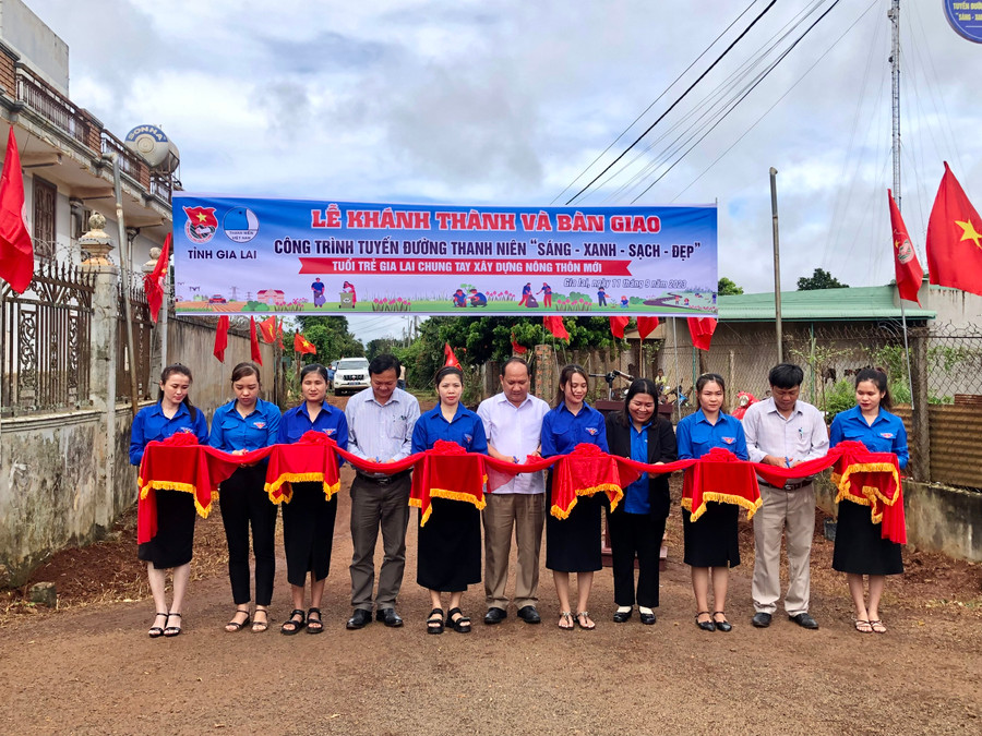 Phó Bí thư Tỉnh ủy Rah Lan Chung (đứng giữa) cùng lãnh đạo sở, ngành, địa phương cắt băng khánh thành tuyến đường thanh niên “Sáng-Xanh-Sạch-Đẹp” do Tỉnh đoàn Gia Lai trao tặng cho làng Thơ Ga B. Ảnh: Lê Nam Phó Bí thư Tỉnh ủy Rah Lan Chung (đứng giữa) cùng lãnh đạo sở, ngành, địa phương cắt băng khánh thành tuyến đường thanh niên “Sáng-Xanh-Sạch-Đẹp” do Tỉnh đoàn Gia Lai trao tặng cho làng Thơ Ga B. Ảnh: Lê Nam