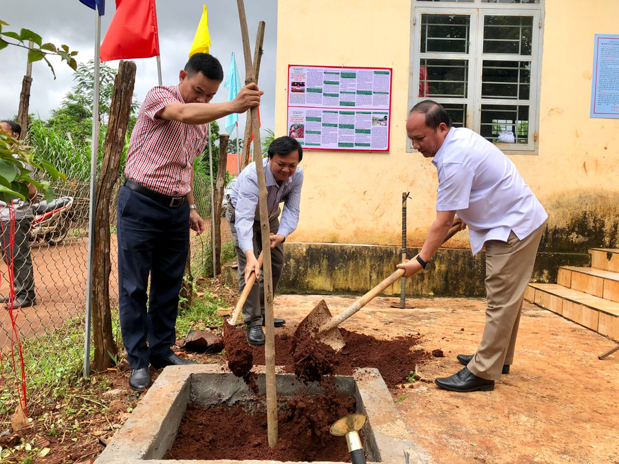 Phó Bí thư Tỉnh ủy Rah Lan Chung (bìa phải) trồng cây xanh tại Nhà sinh hoạt cộng đồng làng Thơ Ga B. Ảnh: Lê Nam Phó Bí thư Tỉnh ủy Rah Lan Chung (bìa phải) trồng cây xanh tại Nhà sinh hoạt cộng đồng làng Thơ Ga B. Ảnh: Lê Nam