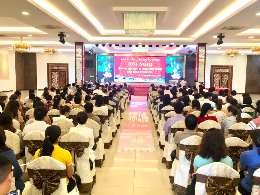 Quang cảnh lớp tập huấn kiến thức, kỹ năng tuyên truyền giảm nghèo về thông tin. Ảnh: Lê Nam Quang cảnh lớp tập huấn kiến thức, kỹ năng tuyên truyền giảm nghèo về thông tin. Ảnh: Lê Nam