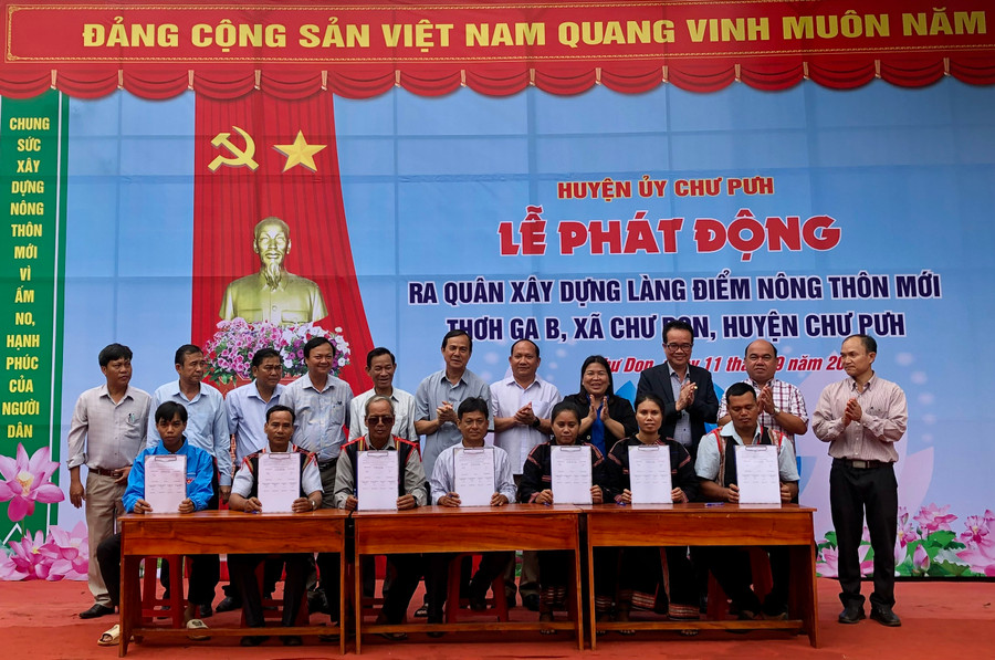 Lãnh đạo hệ thống chính trị làng Thơ Ga B ký cam kết với quyết tâm đoàn kết, đồng lòng xây dựng thành công mô hình điểm làng NTM trong đồng bào dân tộc thiểu số. Ảnh: Lê Nam Lãnh đạo hệ thống chính trị làng Thơ Ga B ký cam kết với quyết tâm đoàn kết, đồng lòng xây dựng thành công mô hình điểm làng NTM trong đồng bào dân tộc thiểu số. Ảnh: Lê Nam