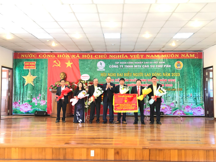 Phó Chủ tịch UBND tỉnh Dương Mah Tiệp (giữa) tặng Cờ thi đua của UBND tỉnh cho Công ty TNHH một thành viên Cao su Chư Păh. Ảnh: Lê Nam Phó Chủ tịch UBND tỉnh Dương Mah Tiệp (giữa) tặng Cờ thi đua của UBND tỉnh cho Công ty TNHH một thành viên Cao su Chư Păh. Ảnh: Lê Nam