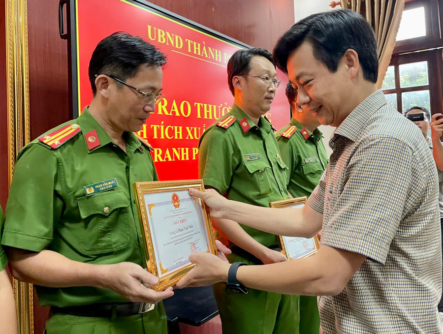 Chủ tịch UBND TP. Pleiku Đỗ Việt Hưng trao giấy khen cho tập thể và các cá nhân đã có thành tích xuất sắc trong công tác đấu tranh phòng, chống tội phạm, đảm bảo an ninh trên địa bàn. Ảnh: Lê Nam Chủ tịch UBND TP. Pleiku Đỗ Việt Hưng trao giấy khen cho tập thể và các cá nhân đã có thành tích xuất sắc trong công tác đấu tranh phòng, chống tội phạm, đảm bảo an ninh trên địa bàn. Ảnh: Lê Nam