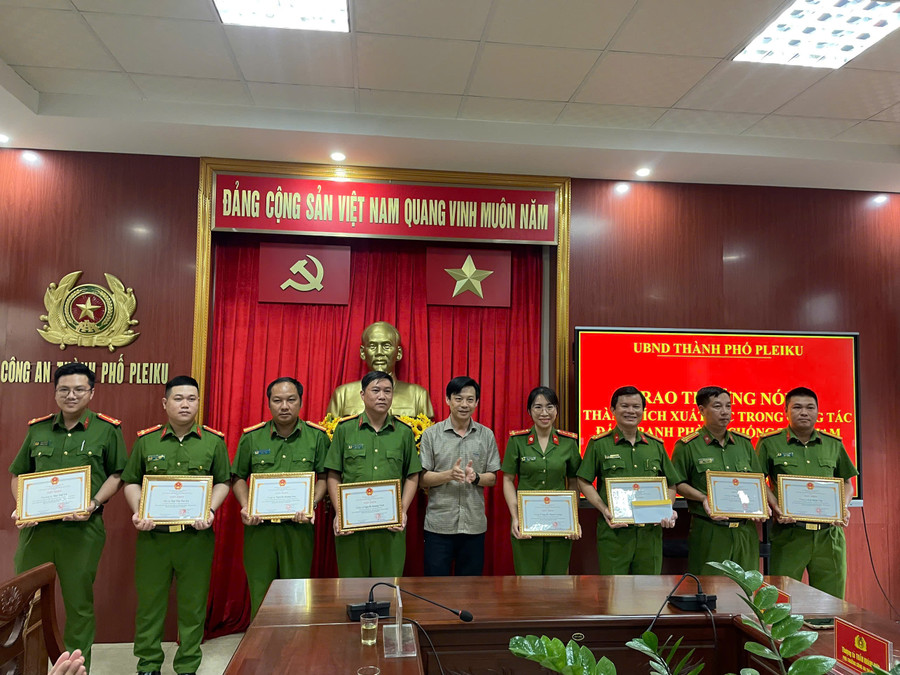 Chủ tịch UBND TP. Pleiku Đỗ Việt Hưng trao giấy khen cho tập thể và cá nhân đã có thành tích xuất sắc trong công tác đấu tranh phòng, chống tội phạm, đảm bảo an ninh trên địa bàn. Ảnh: Lê Nam Chủ tịch UBND TP. Pleiku Đỗ Việt Hưng trao giấy khen cho tập thể và cá nhân đã có thành tích xuất sắc trong công tác đấu tranh phòng, chống tội phạm, đảm bảo an ninh trên địa bàn. Ảnh: Lê Nam