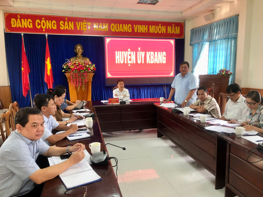 Quang cảnh buổi làm việc của Ban Chỉ đạo về tăng cường xây dựng tổ chức Đảng trong các đơn vị kinh tế tư nhân tỉnh với huyện Kbang. Ảnh: Lê Nam