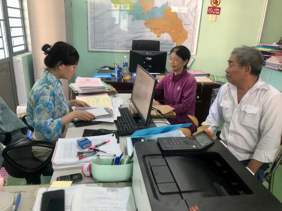 Trước đây theo Luật Đất đai 2013 việc tiếp nhận, thẩm định hồ sơ cấp GCNQSDĐ lần đầu là do Văn phòng Đăng ký đất đai nhưng theo Luật Đất đai 2024 việc này do phòng Tài nguyên và Môi trường cấp huyện tiếp nhận. Ảnh: Lê Nam Trước đây theo Luật Đất đai 2013 việc tiếp nhận, thẩm định hồ sơ cấp GCNQSDĐ lần đầu là do Văn phòng Đăng ký đất đai nhưng theo Luật Đất đai 2024 việc này do phòng Tài nguyên và Môi trường cấp huyện tiếp nhận. Ảnh: Lê Nam