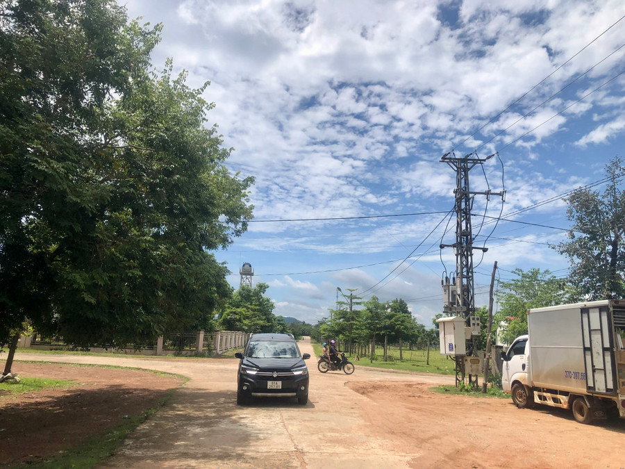 Từ các nguồn vốn của nhà nước đầu tư xây dựng cơ sở hạ tầng giúp bộ mặt nông thôn Ia Mơ đang khởi sắc từng ngày. Ảnh: Lê Nam Từ các nguồn vốn của nhà nước đầu tư xây dựng cơ sở hạ tầng giúp bộ mặt nông thôn Ia Mơ đang khởi sắc từng ngày. Ảnh: Lê Nam