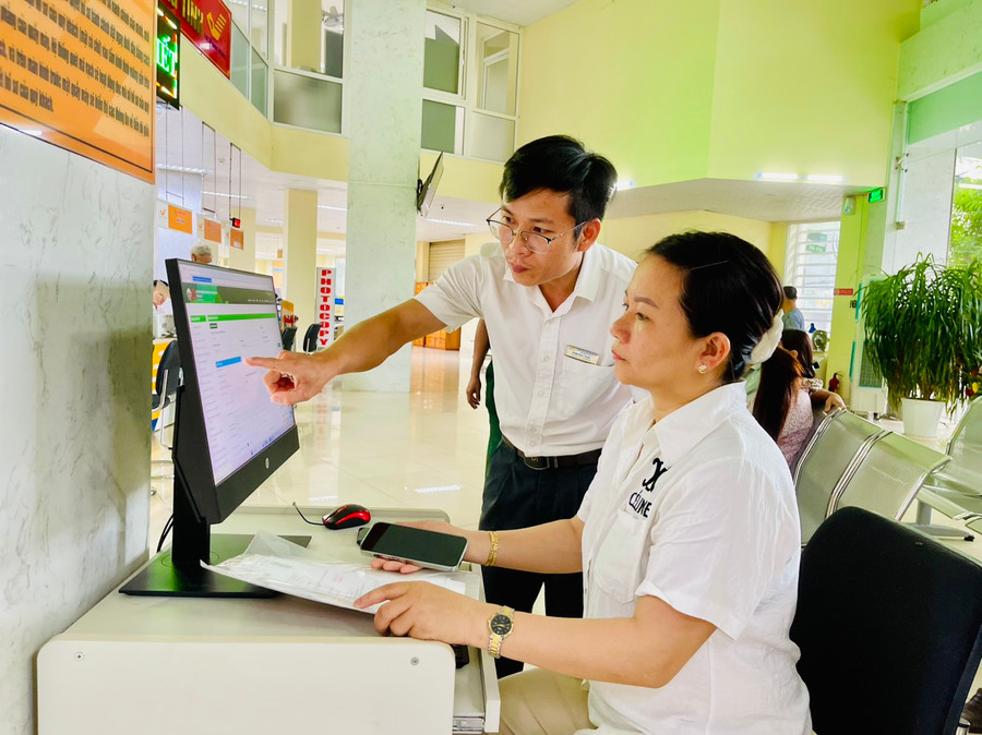 Chi nhánh Văn phòng đăng ký đất đai thành phố Pleiku hướng dẫn chuyển đổi số trong thực hiện nghĩa vụ tài chính về đất đai. Ảnh: Lê Nam Chi nhánh Văn phòng đăng ký đất đai thành phố Pleiku hướng dẫn chuyển đổi số trong thực hiện nghĩa vụ tài chính về đất đai. Ảnh: Lê Nam