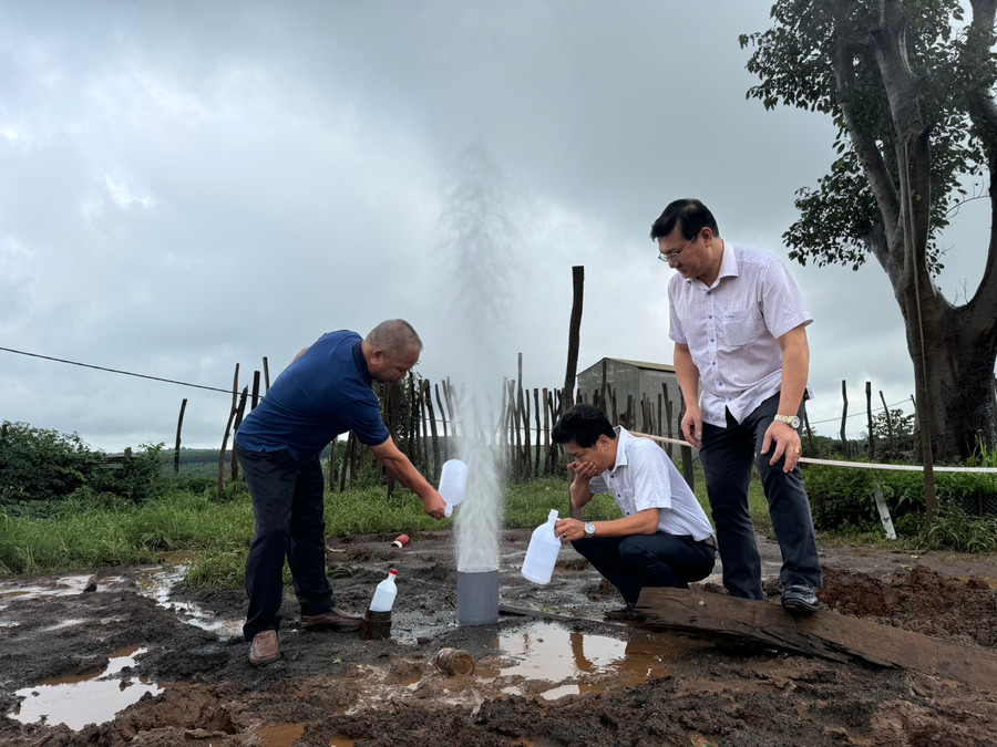 Liên đoàn Quy hoạch và Điều tra tài nguyên nước miền Trung cử đoàn công tác đến khảo sát trực tiếp tại giếng khoan tự phun. Ảnh: Lê Nam