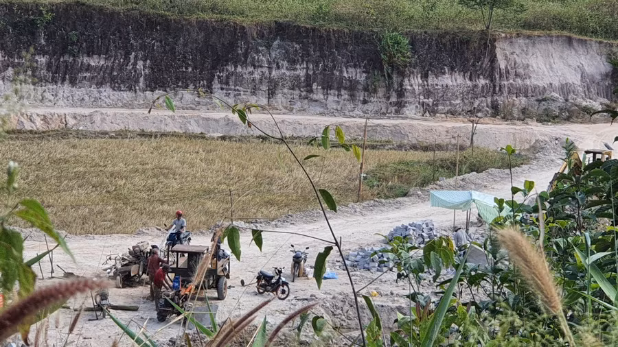 Người dân khai thác cát ở khu vực thị trấn Phú Hòa giáp ranh với xã hoà phú(huyện Chư Păh). Ảnh: Lê Nam