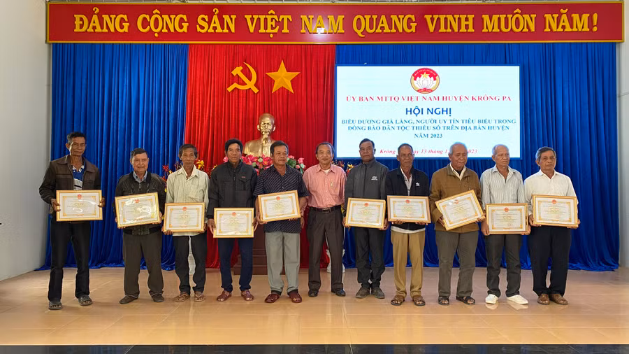 Lãnh đạo huyện Krông Pa khen thưởng biểu dương các già làng, người uy tín tiêu biểu trên địa bàn huyện năm 2023. Ảnh: Lê Nam