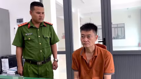 Đối tượng Bình tại cơ quan Công an Đối tượng Bình tại cơ quan Công an