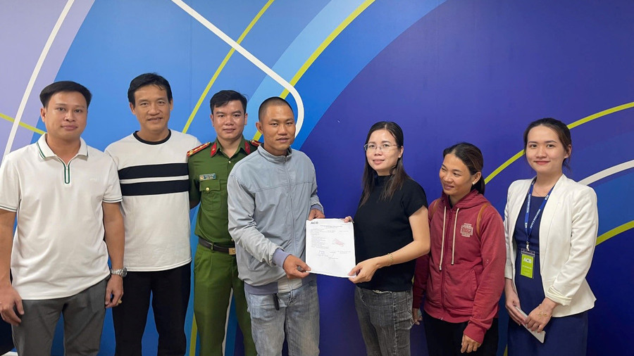 Anh Cao Bá Minh phối hợp với cơ quan công an trao trả lại 3 tỷ đồng cho người chuyển nhầm cho chị Lê Thị Kim Hoàng Anh Cao Bá Minh phối hợp với cơ quan công an trao trả lại 3 tỷ đồng cho người chuyển nhầm cho chị Lê Thị Kim Hoàng