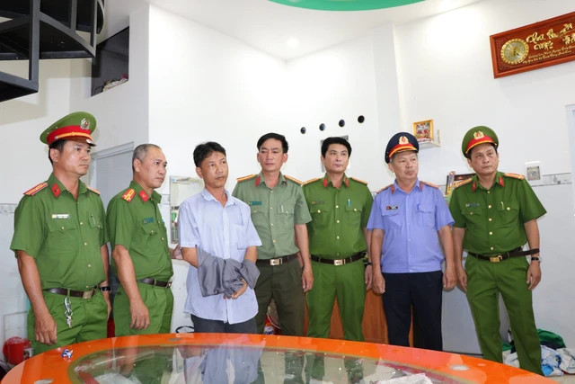 Cơ quan công an thực hiện lệnh bắt tạm giam đối với Dương Hồng Hiếu Cơ quan công an thực hiện lệnh bắt tạm giam đối với Dương Hồng Hiếu