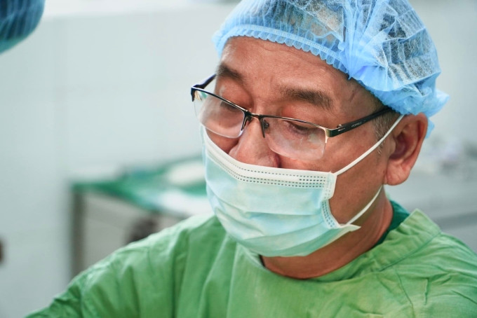 TS.BS Ngô Đức Hiệp, Trưởng Khoa Phỏng Phẫu thuật tạo hình, Bệnh viện Chợ Rẫy xử trí cho bệnh nhân. Ảnh: Bệnh viện cung cấp