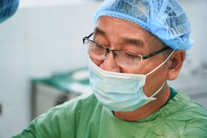 TS.BS Ngô Đức Hiệp, Trưởng Khoa Phỏng Phẫu thuật tạo hình, Bệnh viện Chợ Rẫy xử trí cho bệnh nhân. Ảnh: Bệnh viện cung cấp