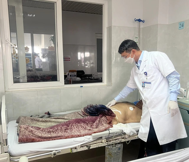 Các bác sĩ thực hiện thành công nối dương vật bị cắt đứt lìa. Ảnh: BVCC Các bác sĩ thực hiện thành công nối dương vật bị cắt đứt lìa. Ảnh: BVCC