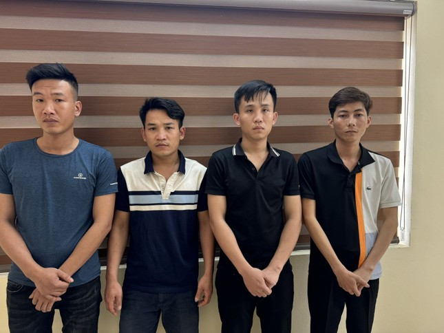 Các đối tượng: Chung, Minh, Ba, Nam (từ phải qua trái) Các đối tượng: Chung, Minh, Ba, Nam (từ phải qua trái)