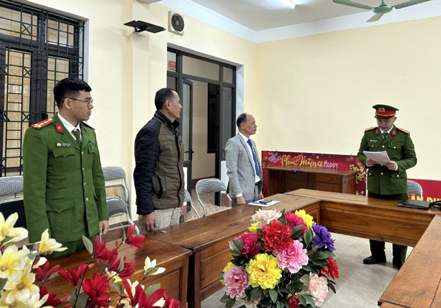 Cơ quan Cảnh sát điều tra Công an tỉnh Bắc Kạn tống đạt quyết định khởi tố bị can, lệnh cấm đi khỏi nơi cư trú đối với ông Nguyễn Khắc Hùng. Ảnh: CABK