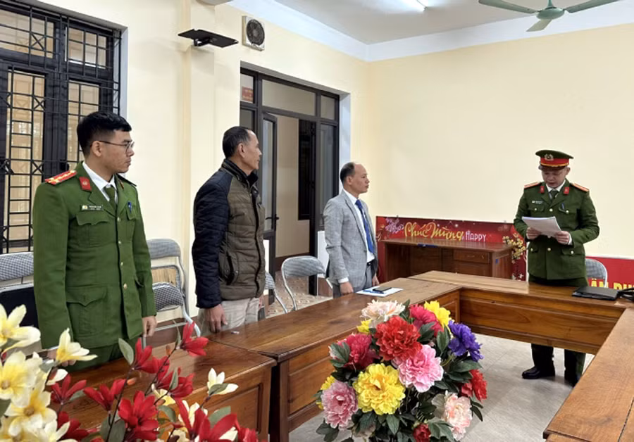 Cơ quan Cảnh sát điều tra Công an tỉnh Bắc Kạn tống đạt quyết định khởi tố bị can, lệnh cấm đi khỏi nơi cư trú đối với ông Nguyễn Khắc Hùng. Ảnh: CABK