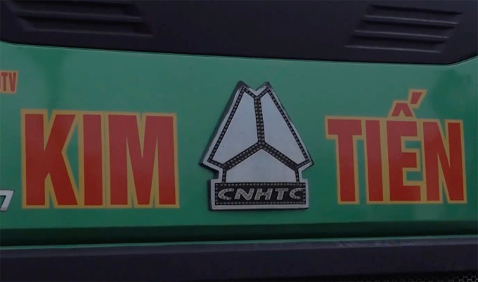 Logo Kim Tiến dán trên một xe tải. Ảnh: Công an cung cấp