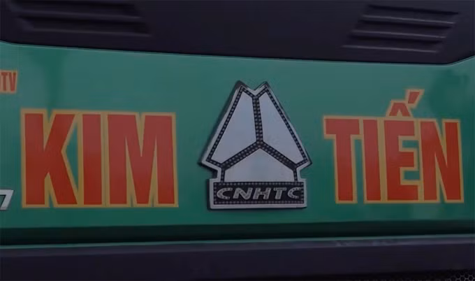 Logo Kim Tiến dán trên một xe tải. Ảnh: Công an cung cấp