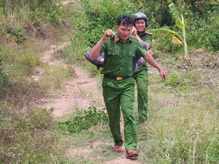 Công an xã Hòa Quang Bắc dùng cáng võng để đưa nạn nhân đi cấp cứu. Ảnh: T.H Công an xã Hòa Quang Bắc dùng cáng võng để đưa nạn nhân đi cấp cứu. Ảnh: T.H