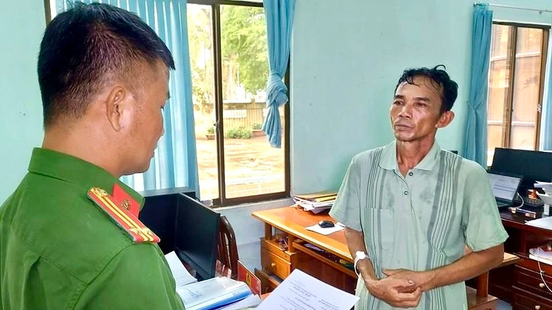 Công an thi hành lệnh bắt tạm giam đối với Lê Văn Đen. Ảnh: CA Công an thi hành lệnh bắt tạm giam đối với Lê Văn Đen. Ảnh: CA