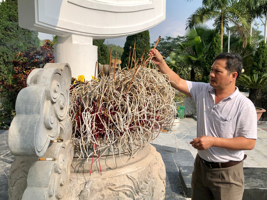 Tác giả thắp hương tại nghĩa trang quốc gia Vị Xuyên. Ảnh: Lê Văn Nhung