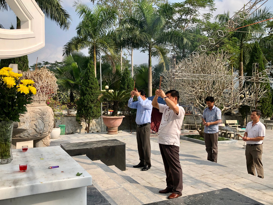 Đoàn công tác Báo Gia Lai thắp hương tại nghĩa trang quốc gia Vị Xuyên. Ảnh: Lê Văn Nhung