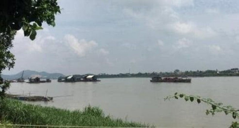 Hoạt động khai thác cát trên sông Đà Hoạt động khai thác cát trên sông Đà