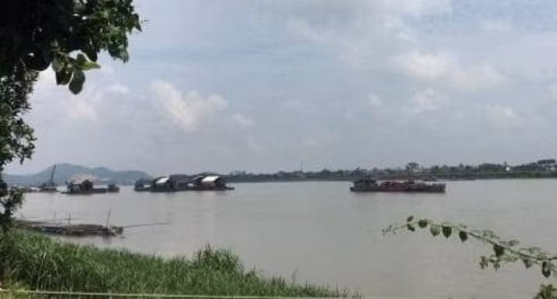 Hoạt động khai thác cát trên sông Đà