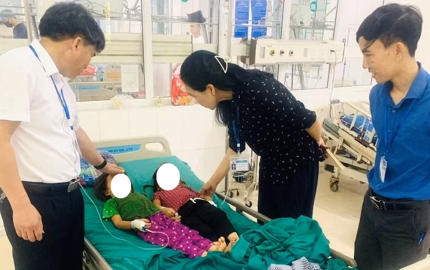 Các bệnh nhi đang được theo dõi điều trị tại bệnh viện. Ảnh:Chi cục An toàn vệ sinh thực phẩm Hà Giang