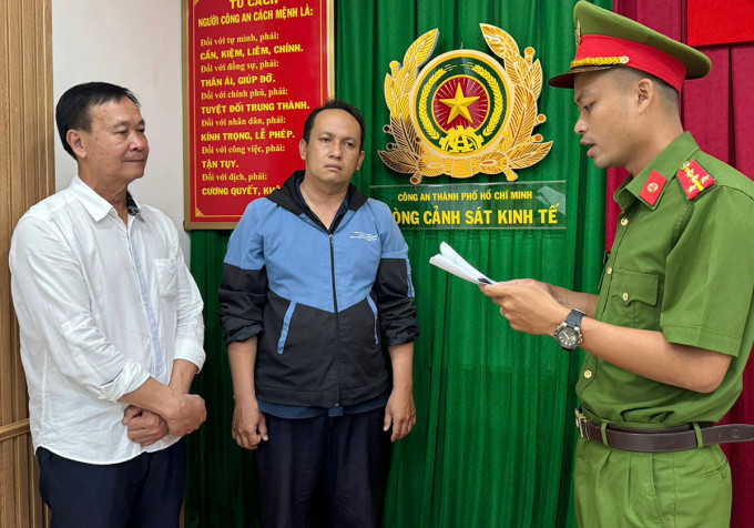 Tân (áo trắng) và Phước tại cơ quan điều tra. Ảnh: Tường Vân
