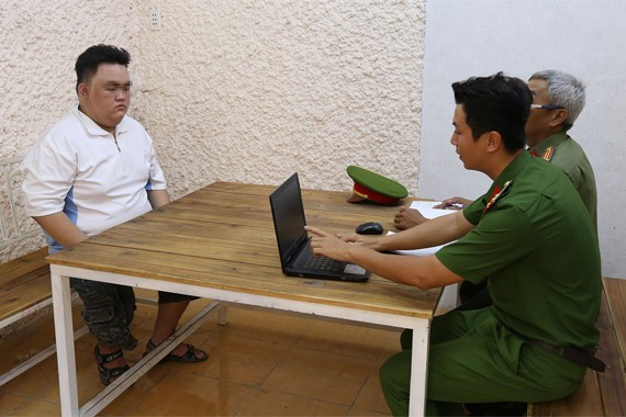 Đối tượng Huỳnh Tuấn Đạt tại Cơ quan Công an