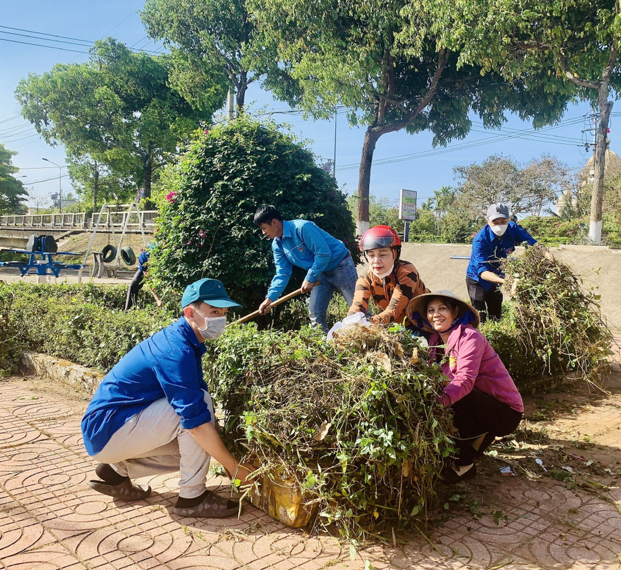 Người dân tổ 5 (phường Thống Nhất) tích cực tham gia dọn dẹp vệ sinh khu vực công cộng để đón Tết nguyên đán. Ảnh: Nhật Hào Người dân tổ 5 (phường Thống Nhất) tích cực tham gia dọn dẹp vệ sinh khu vực công cộng để đón Tết nguyên đán. Ảnh: Nhật Hào