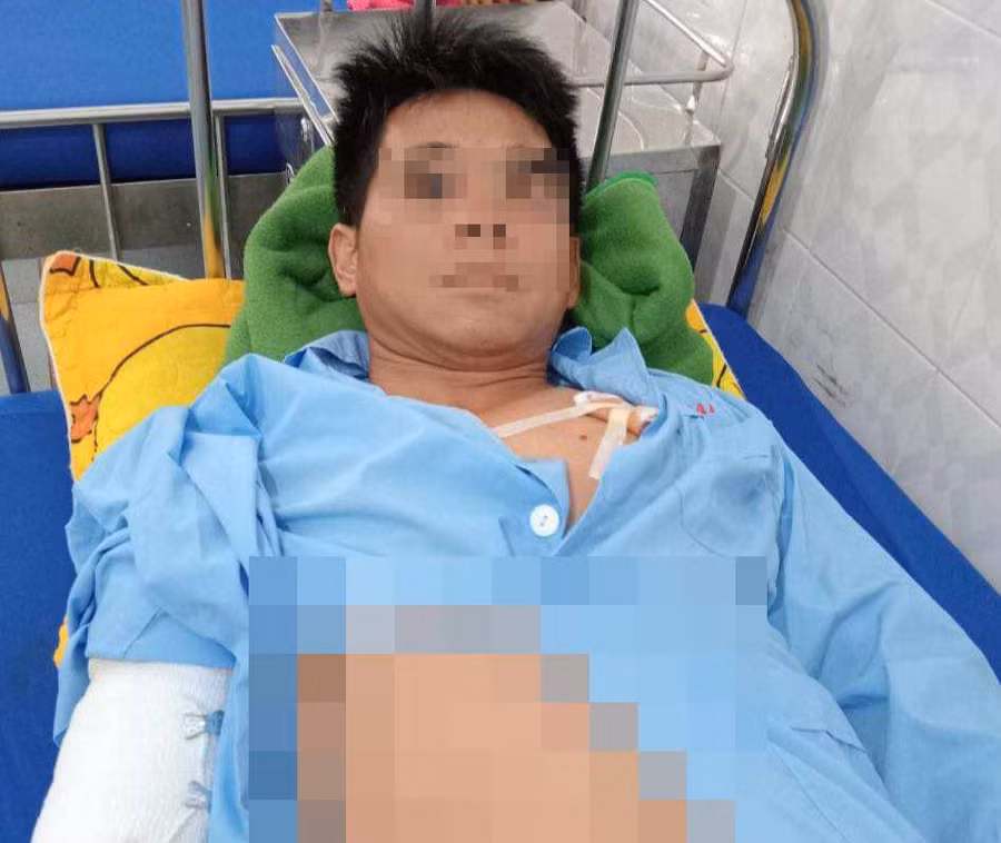 Ông Tam bị chó Becgie của gia đình cắn phải nhập viện cấp cứu. Ảnh: BVCC