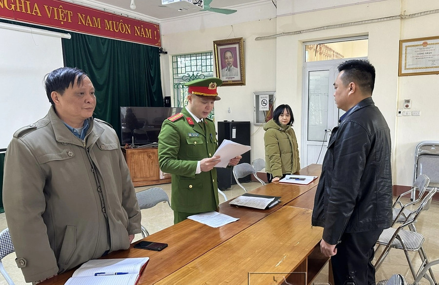 Cơ quan Cảnh sát điều tra Công an tỉnh Bắc Kạn tống đạt quyết định khởi tố bị can, lệnh cấm đi khỏi nơi cư trú đối với Lý Ngọc Thành. Ảnh: CABK