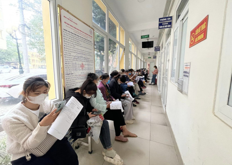 Người bệnh chờ khám ở Bệnh viện Đặng Văn Ngữ. Ảnh minh họa