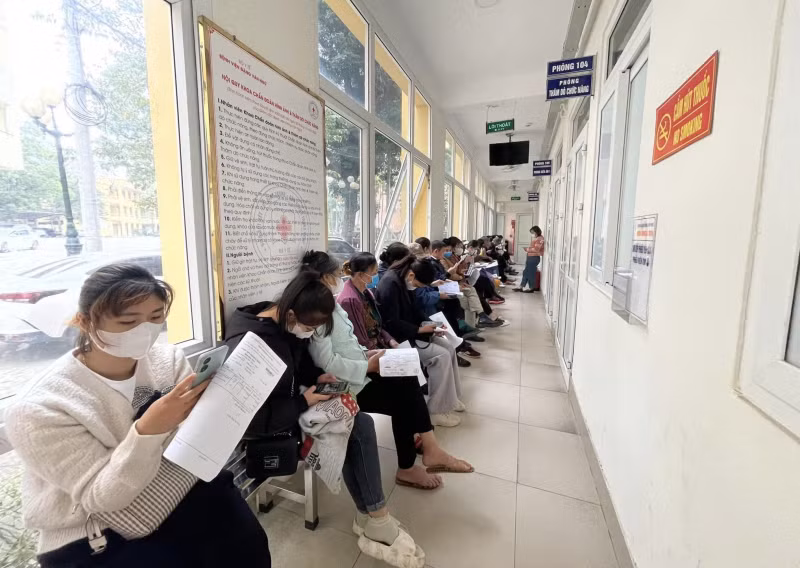 Người bệnh chờ khám ở Bệnh viện Đặng Văn Ngữ. Ảnh minh họa