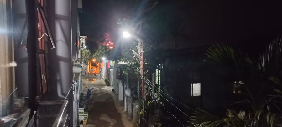 1 vụ đốt pháo nổ lúc 22 giờ 30 ngày 9-2 (tức đêm 30 Tết) ở Pleiku. Ảnh: Huỳnh Lê