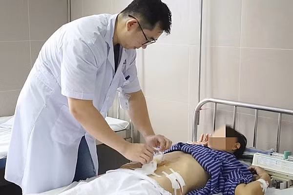 Bác sĩ thăm khám bệnh nhân. Ảnh: Bệnh viện cung cấp