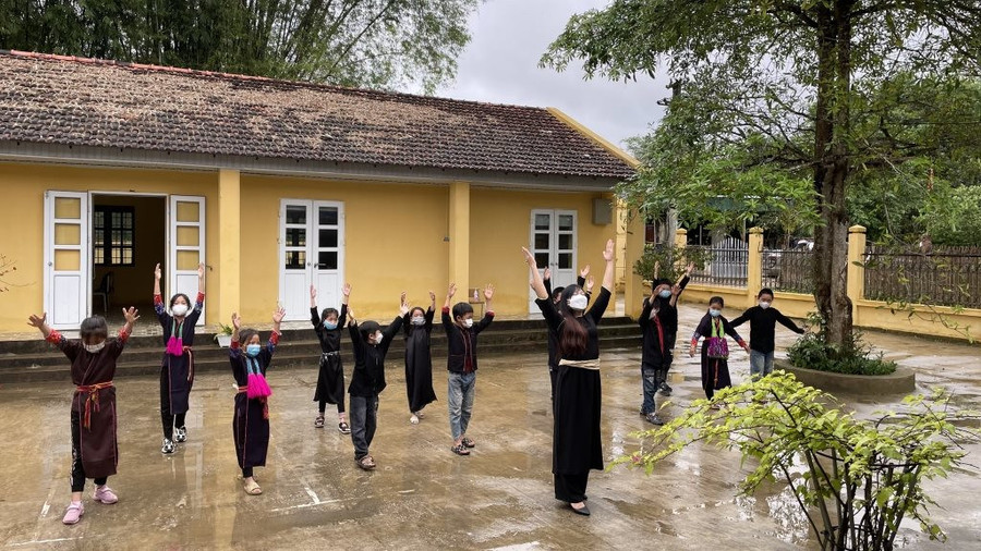 Các em học sinh Trường Tiểu học Vô Ngại trong giờ thể dục Các em học sinh Trường Tiểu học Vô Ngại trong giờ thể dục